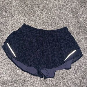 Lululemon- Hotty Hot Low-Riser Lined Short 2.5